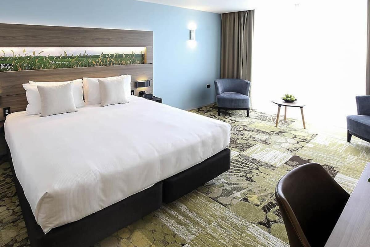 Superior Room, 1 King Bed | Premium bedding, pillow-top beds, in-room safe, desk