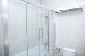 Standard-Doppelzimmer | Badezimmer | Komfortbadewanne, Regendusche, kostenlose Toilettenartikel, Haartrockner