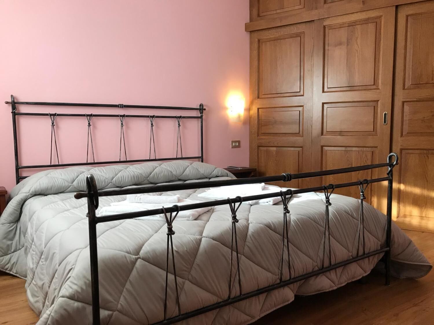 in-room safe, desk, free wifi, bed sheets