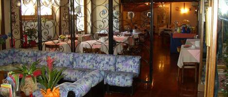 Petit déjeuner et déjeuner servis sur place, spécialités Cuisine locale