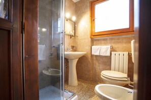 Douche, articles de toilette gratuits, sèche-cheveux