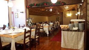 Petit déjeuner et déjeuner servis sur place, spécialités Cuisine locale