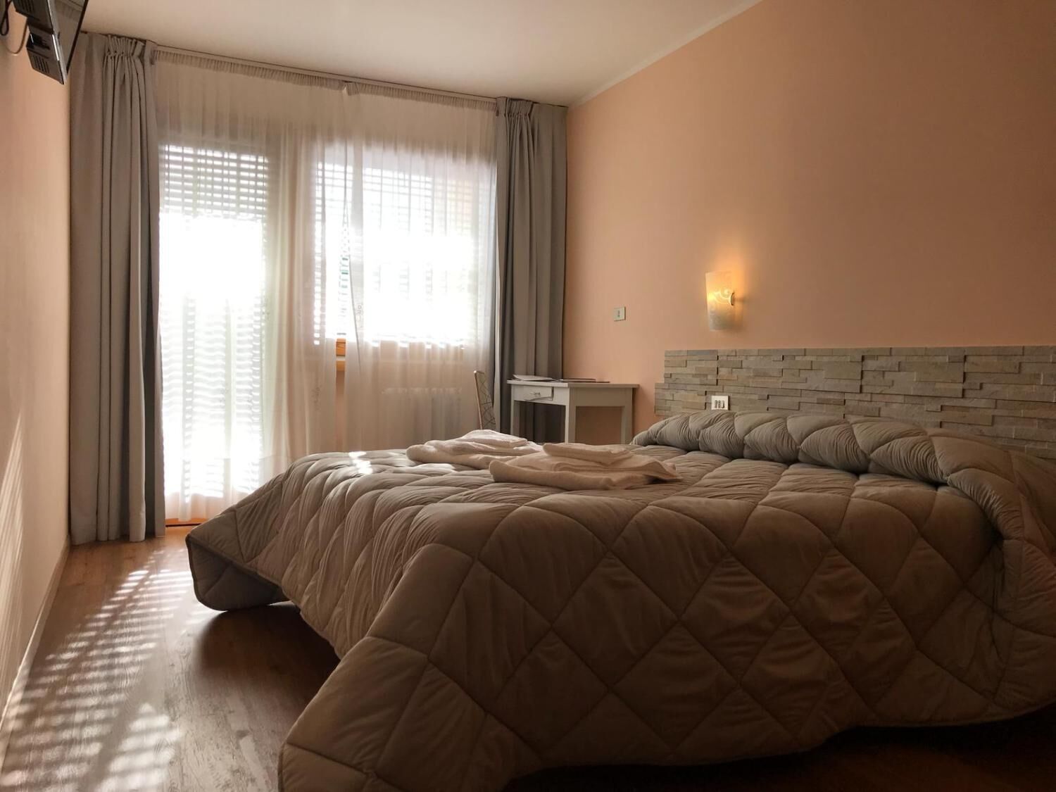 in-room safe, desk, free wifi, bed sheets