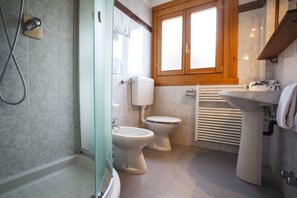 Douche, articles de toilette gratuits, sèche-cheveux