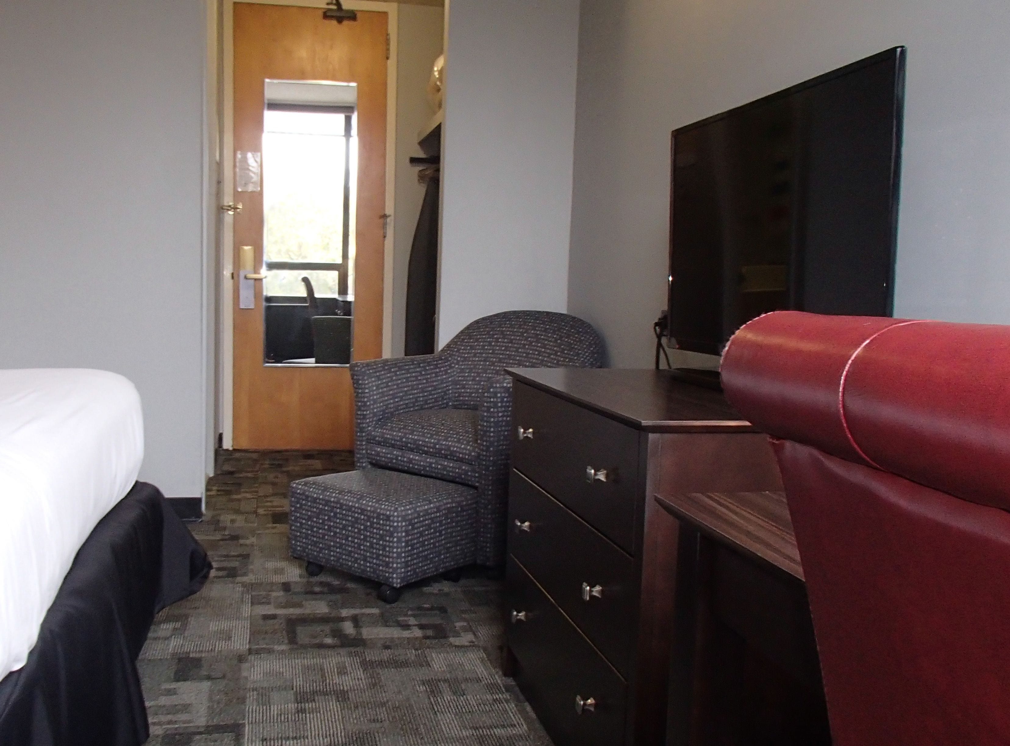 standard room, 1 queen bed, non smoking, refrigerator & microwave | living area | flat-screen tv