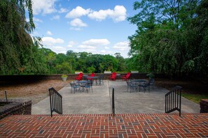 Terrace/patio - Rutgers University Inn and Conference Center (New Brunswick)