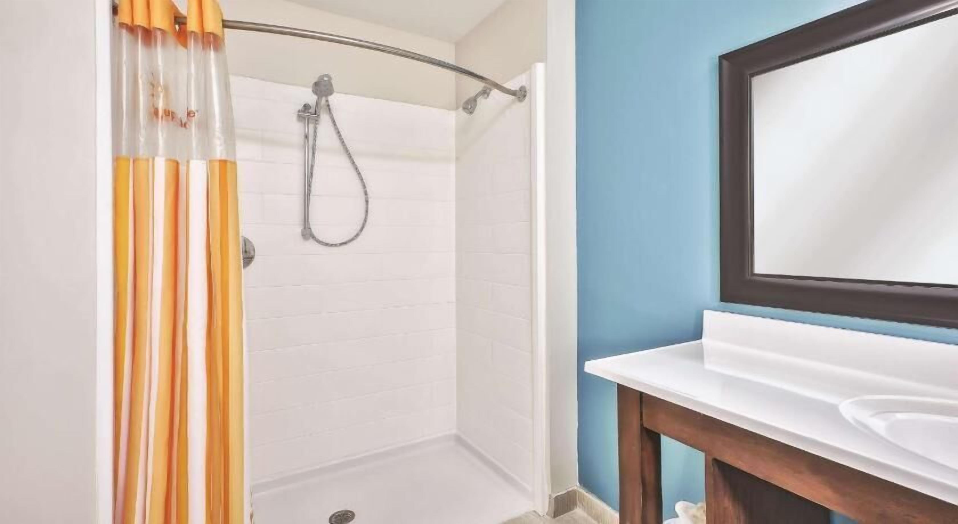 Baño | Artículos de higiene personal gratuitos, secador de pelo y toallas