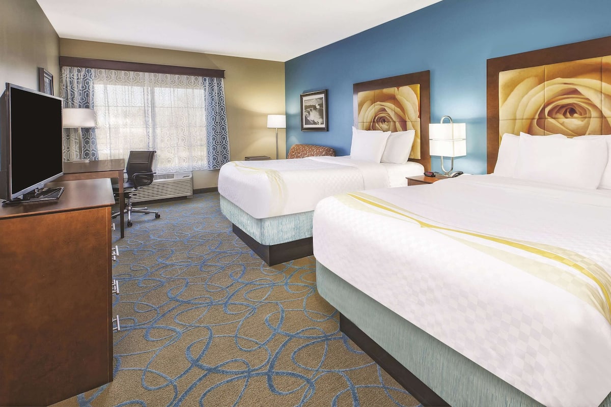 Premium bedding, iron/ironing board, free cots/infant beds, free WiFi
