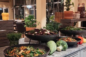 Breakfast and dinner served, international cuisine - Home Hotel Smedjan (Sandviken)