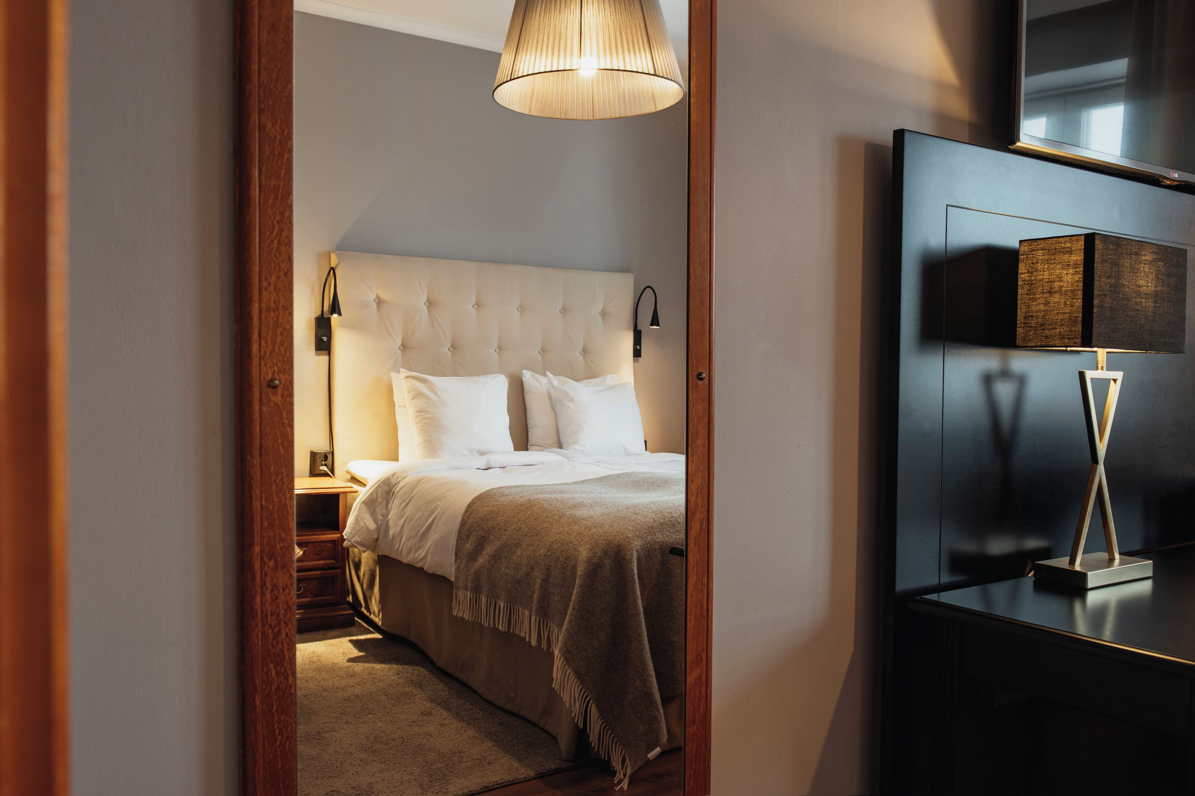 Escritorio, espacio para trabajar con laptop y cortinas blackout 