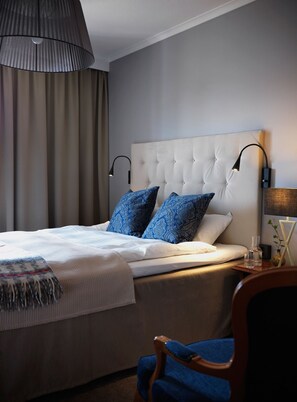 Een bureau, een laptopwerkplek, verduisterende gordijnen