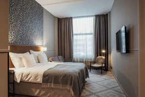 Deluxe Room, Non Smoking | Desk, laptop workspace, blackout drapes, iron/ironing board - Home Hotel Smedjan (Sandviken)
