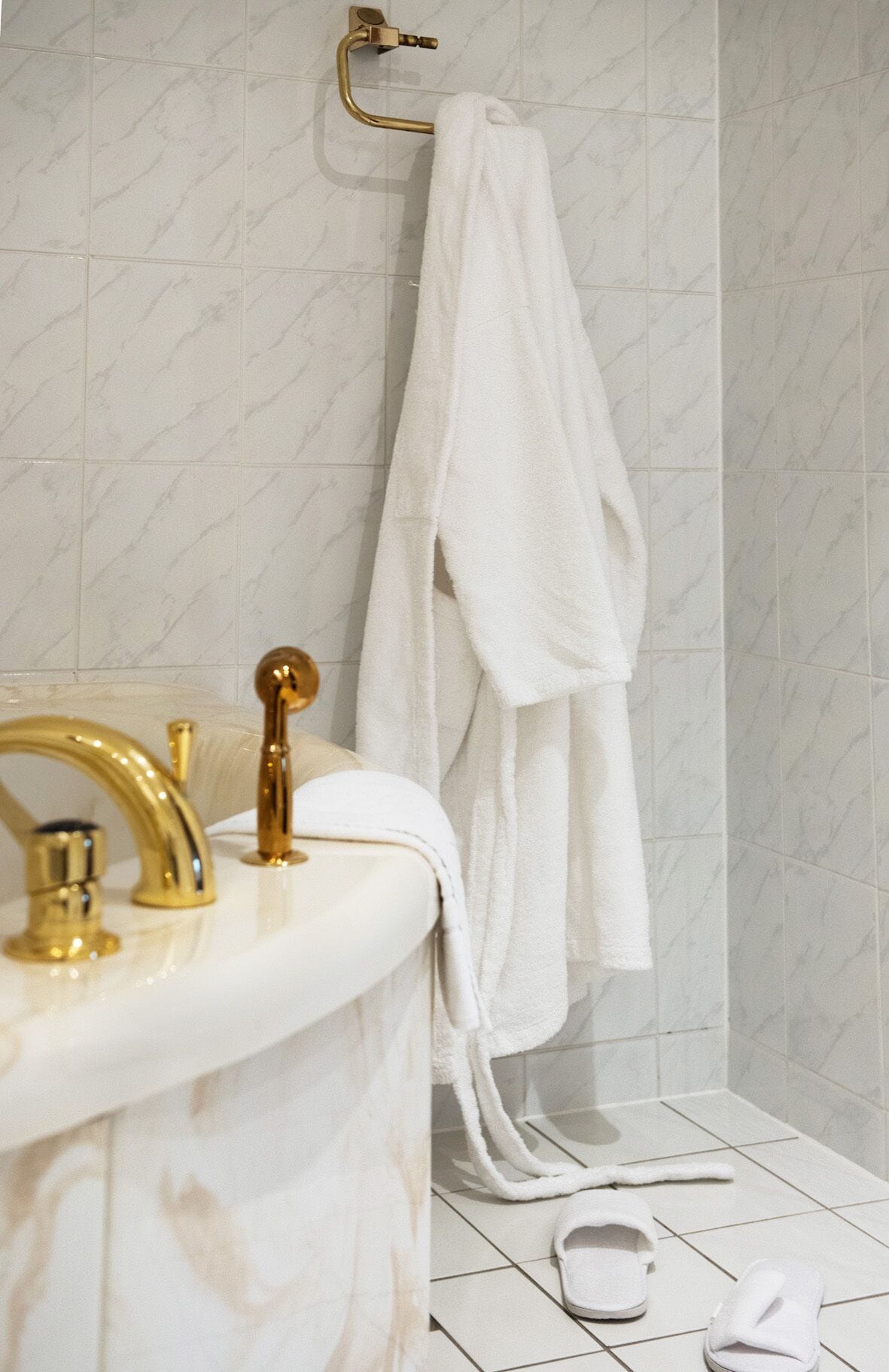 deluxe room | bathroom | hair dryer, towels, soap, shampoo