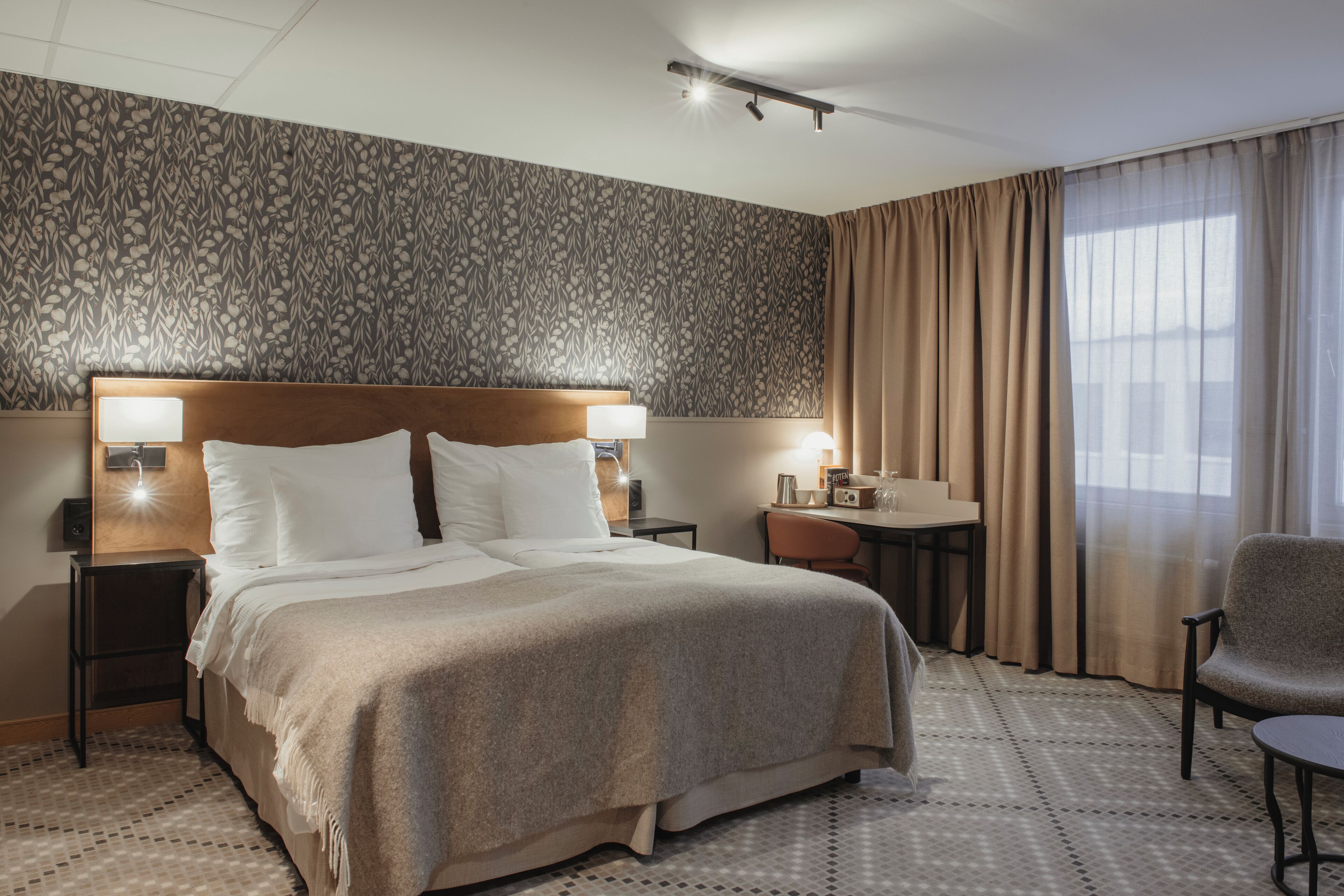 مكتب ومساحة عمل للكمبيوتر المحمول وستائر ت عتيم ومكواة/لوح كي