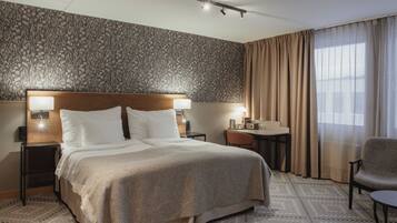 Familieværelse - ikke-ryger | Skrivebord, arbejdsområde til bærbare computere, mørklægningsgardiner