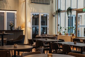 Breakfast and dinner served, international cuisine - Home Hotel Smedjan (Sandviken)