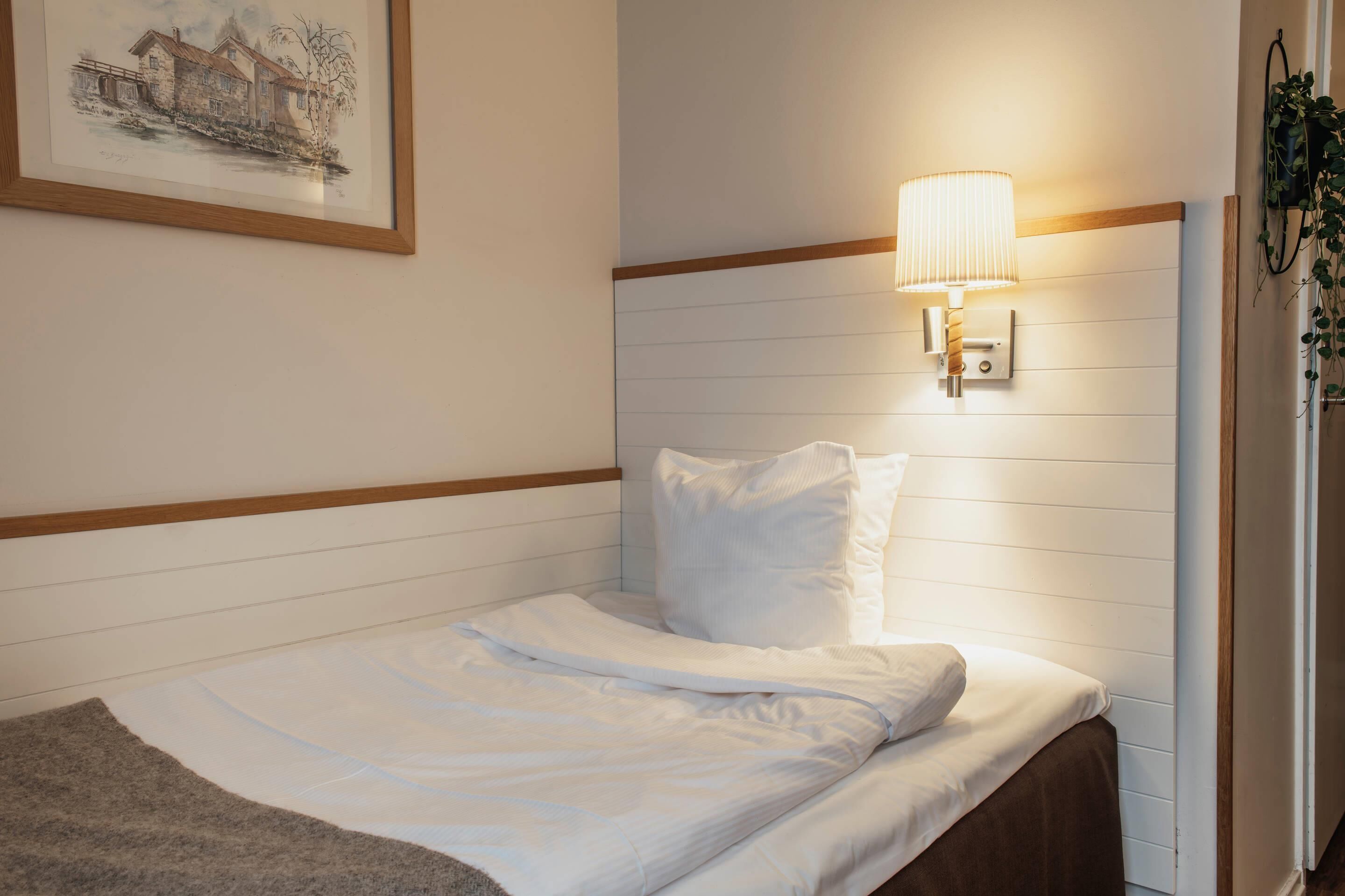 Kamar Single (Compact ) | Meja kerja, ruang kerja ramah laptop, dan tirai kedap cahaya