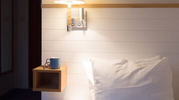 Skrivbord, arbetsyta för laptop och mörklÀggningsgardiner