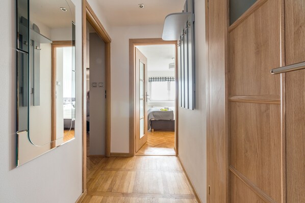 Apartment, 1 Schlafzimmer (Chmielna 106 Street) | Wohnbereich | 40-Zoll-Flachbildfernseher mit Kabelempfang, Fernseher