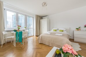 Suite estudio (at 18 Jana Pawla Avenue) | Decoración individual, mobiliario individual, cortinas opacas