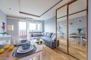 Apartamento, 1 habitación (Chmielna 106 Street) | Zona de estar | Televisión de pantalla plana de 40 pulgadas con canales por cable