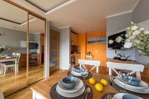 Apartment, 1 Schlafzimmer (Chmielna 106 Street) | Essbereich im Zimmer