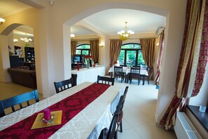 Bao gồm bữa sáng buffet hàng ngày 
