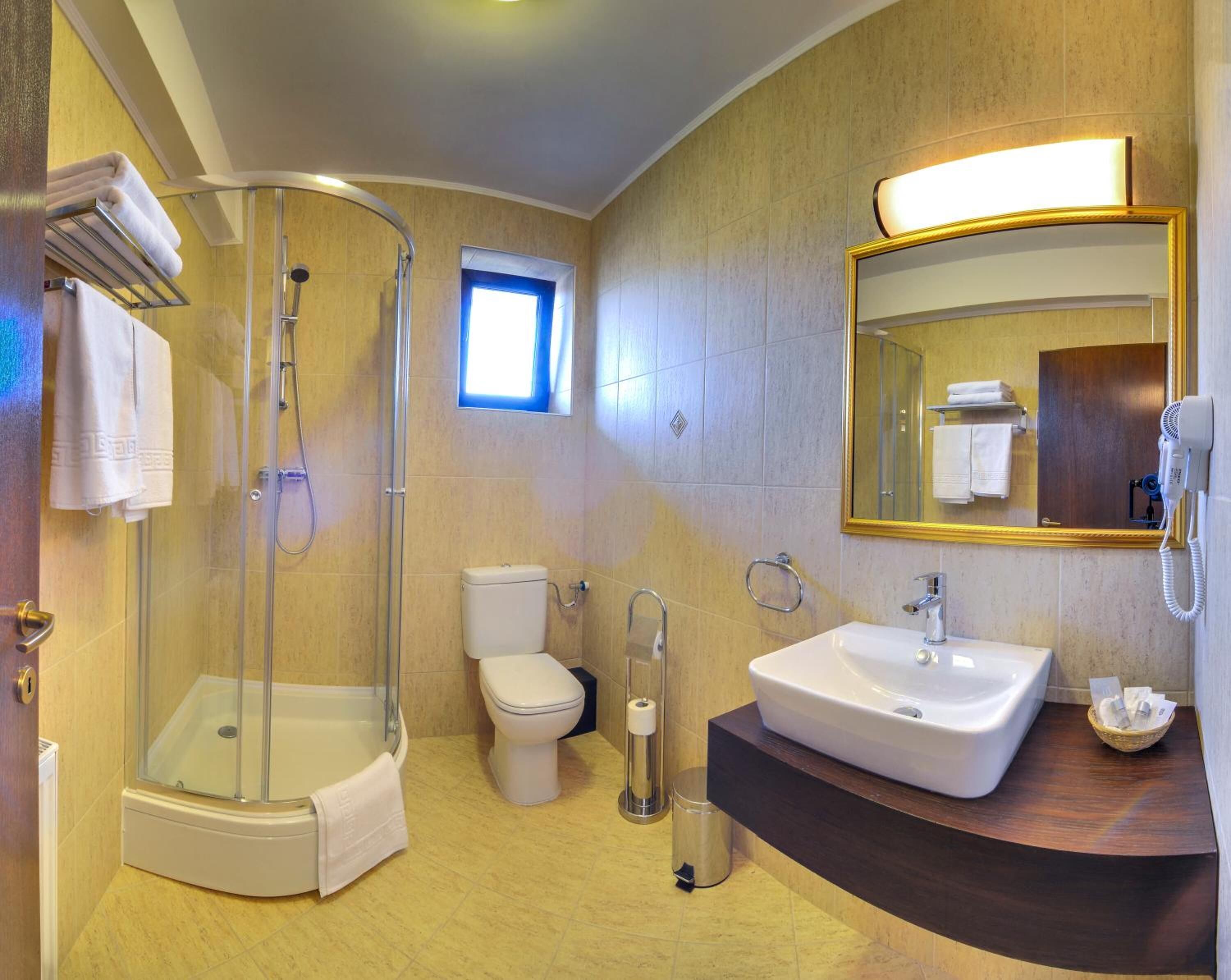 Une salle de bain moderne avec une douche à parois de verre, des toilettes, un lavabo et un meuble-lavabo.