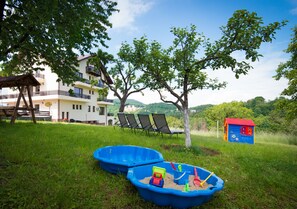 Children’s play area – outdoor - Pensiunea Toscana (Brasov)