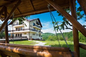 Property grounds - Pensiunea Toscana (Brasov)