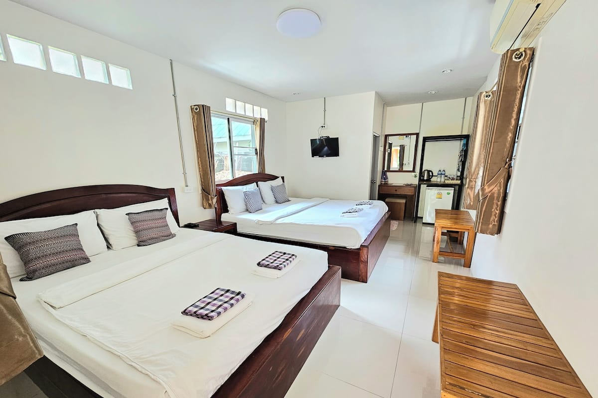 Quadruple Room | Minibar, in-room safe, desk, free WiFi