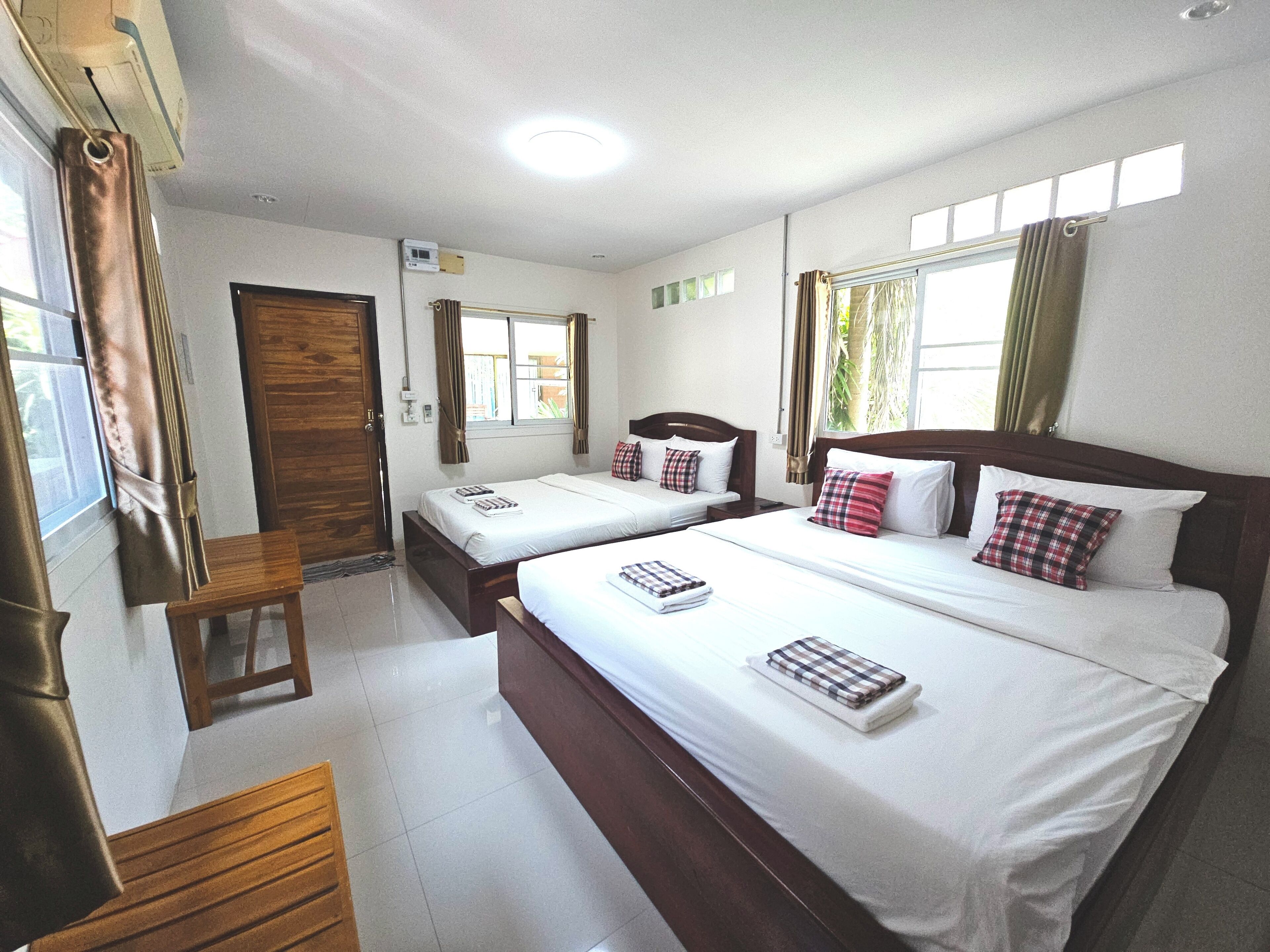 quadruple room | minibar, in-room safe, desk, free wifi