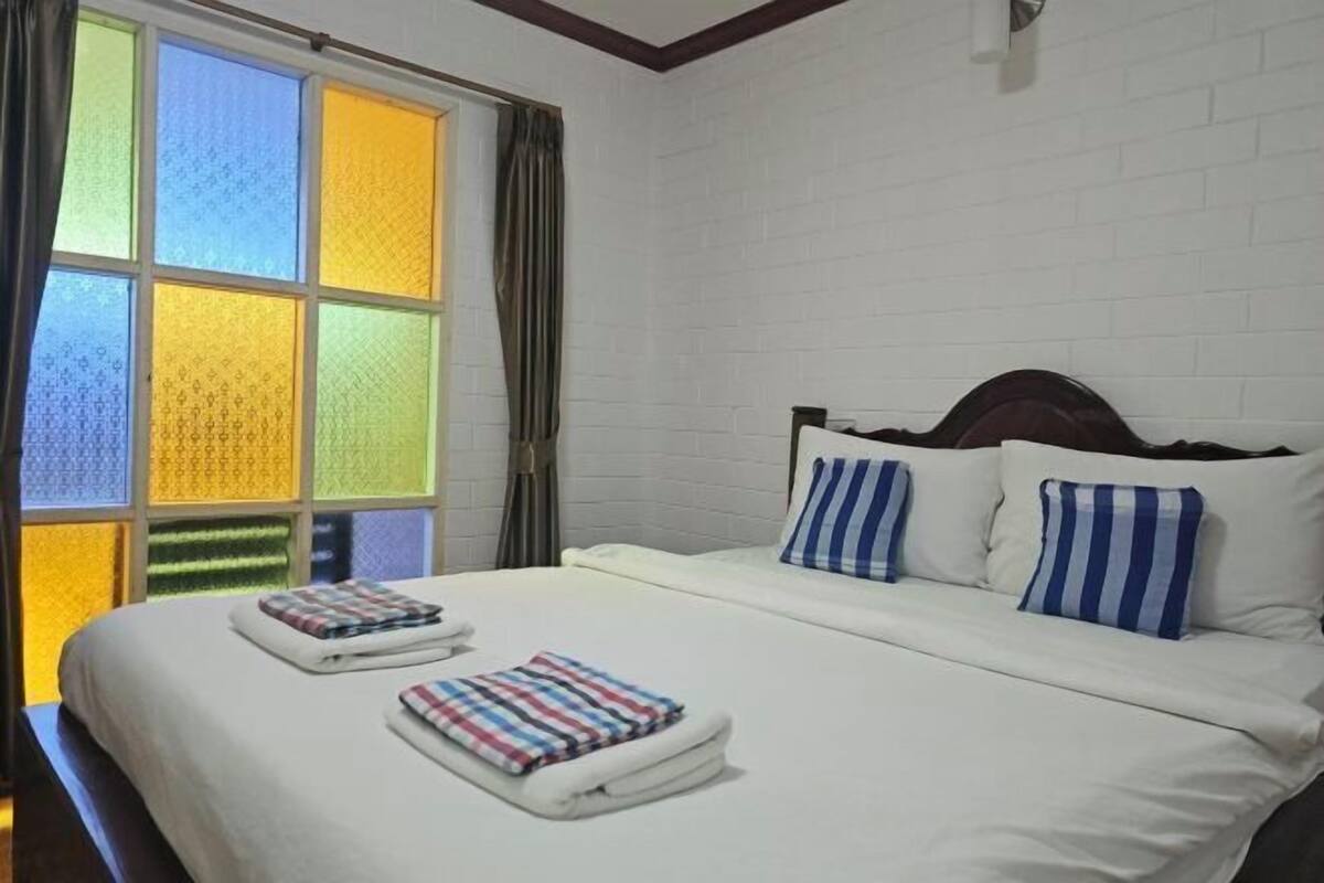 Minibar, in-room safe, desk, WiFi (free)