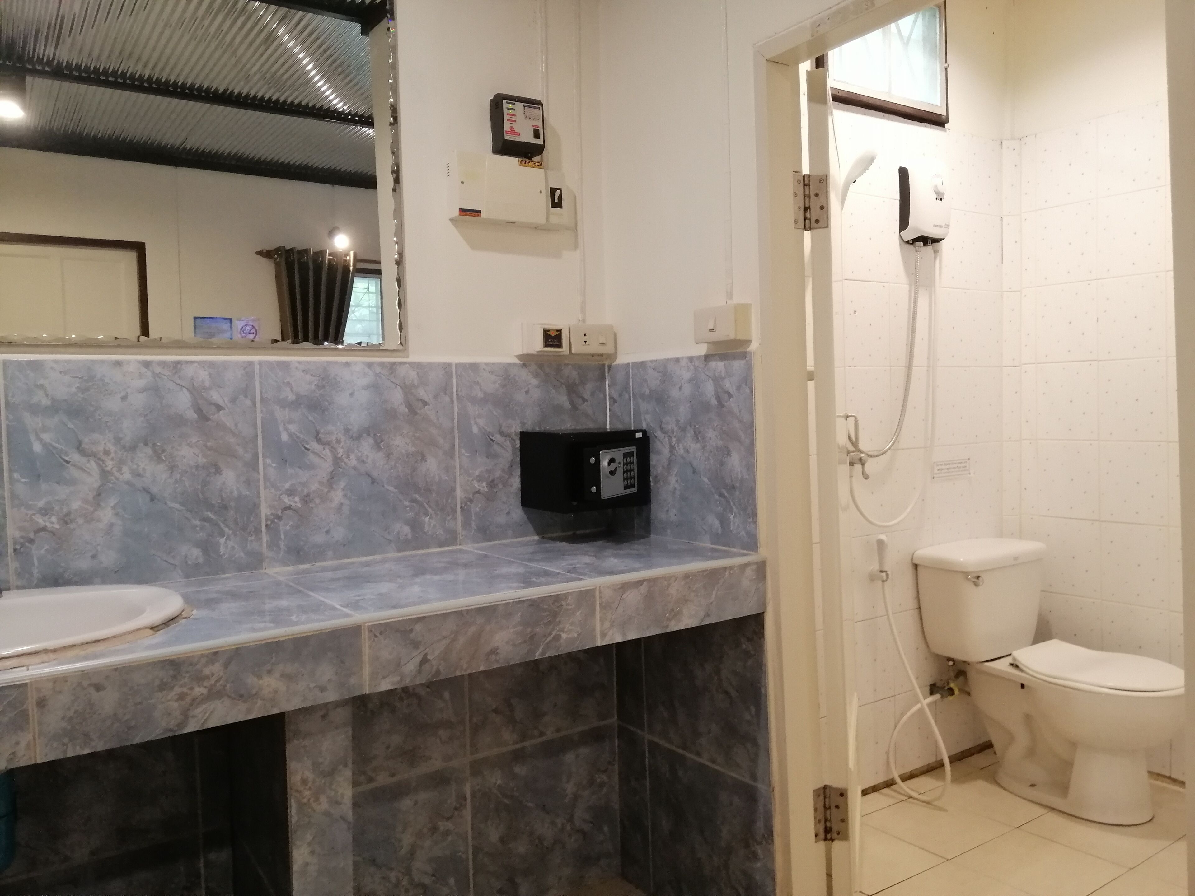 standard room, 1 double bed | bathroom | shower, free toiletries, hair dryer, towels