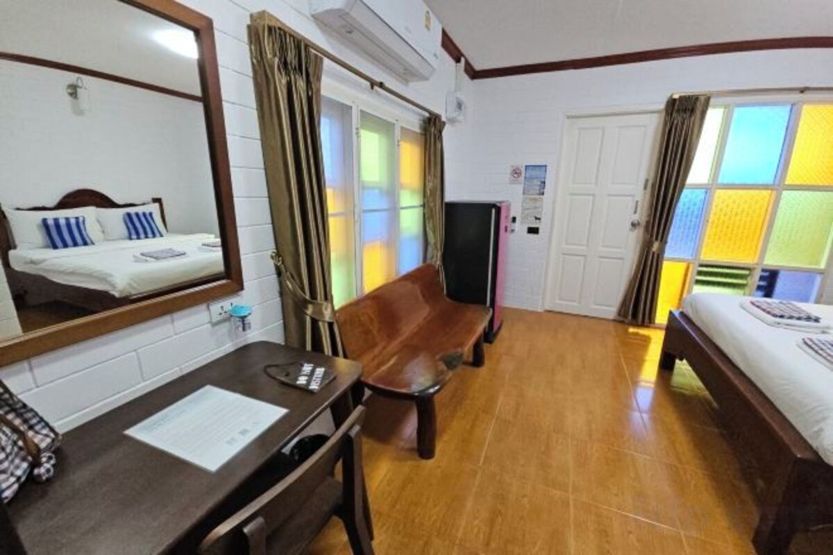 Minibar, in-room safe, desk, WiFi (free)