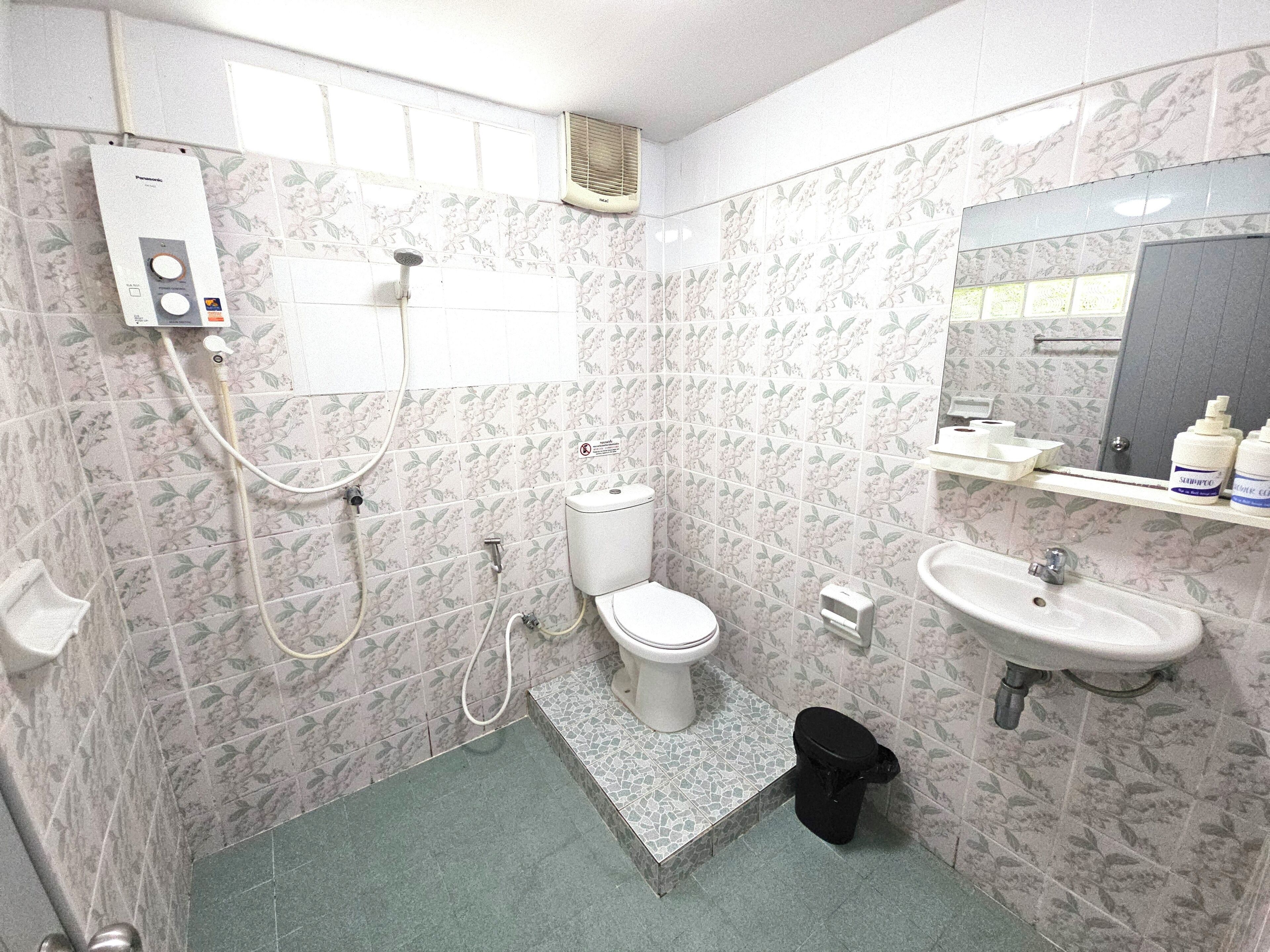triple room | bathroom | shower, free toiletries, hair dryer, towels