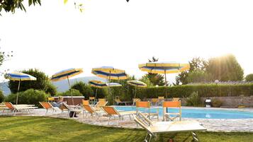 Kauden mukainen ulkouima-allas, aurinkovarjoja, aurinkotuoleja