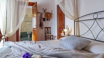 Kahden hengen standard-huone, 1 parisänky | Ylelliset vuodevaatteet, minibaari, tallelokero huoneessa, työpöytä