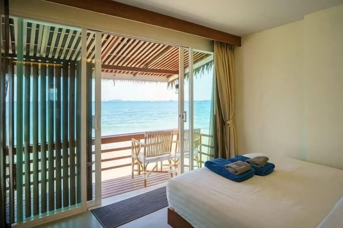 In-room safe, desk, rollaway beds (surcharge), WiFi (free)