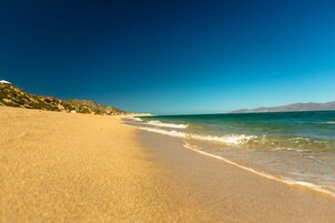 En la playa, buceo, snorkel, windsurf