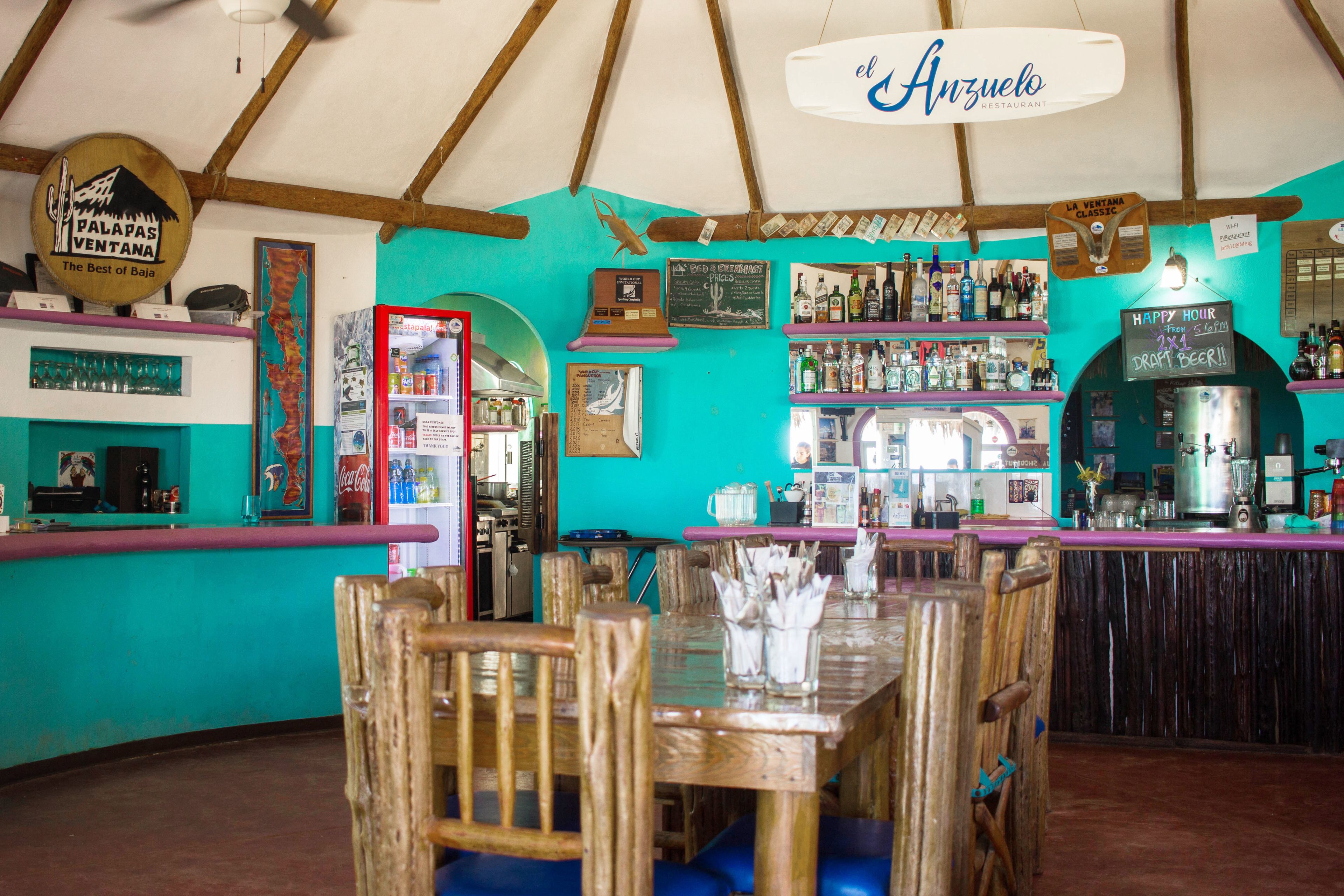 Serveert ontbijt, lunch, diner, internationale gerechten 