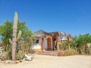 Casita Especial | Individually decorated, free WiFi, bed sheets