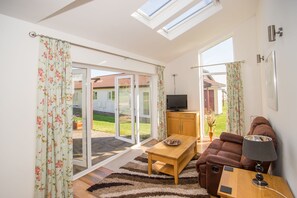 Luxury Cottage, 2 Bedrooms (2BEDIR47) | Living room | LCD TV