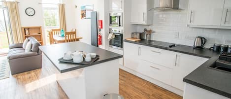 Cottage Luxe, 2 chambres (2BEDPW18) | Coin cuisine privé | Réfrigérateur, micro-ondes, four, plaque de cuisson