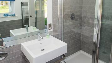 Cottage Luxe, 2 chambres (2BEDIR47) | Salle de bain | Baignoire et douche séparées, serviettes fournies