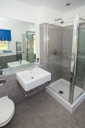 Luxury-Ferienhaus, 2 Schlafzimmer (2BEDIR47) | Badezimmer | Badewanne und Dusche (separat), Handtücher