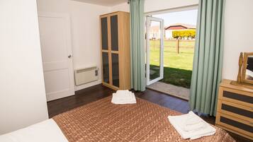 Luxury Cottage, 2 Bedrooms (2BEDHS55) | 2 bedrooms, iron/ironing board, free cots/infant beds, bed sheets