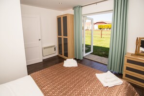 Luxury Cottage, 2 Bedrooms (2BEDHS55) | 2 bedrooms, iron/ironing board, free cribs/infant beds, bed sheets