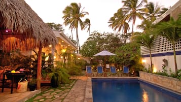 Una piscina al aire libre