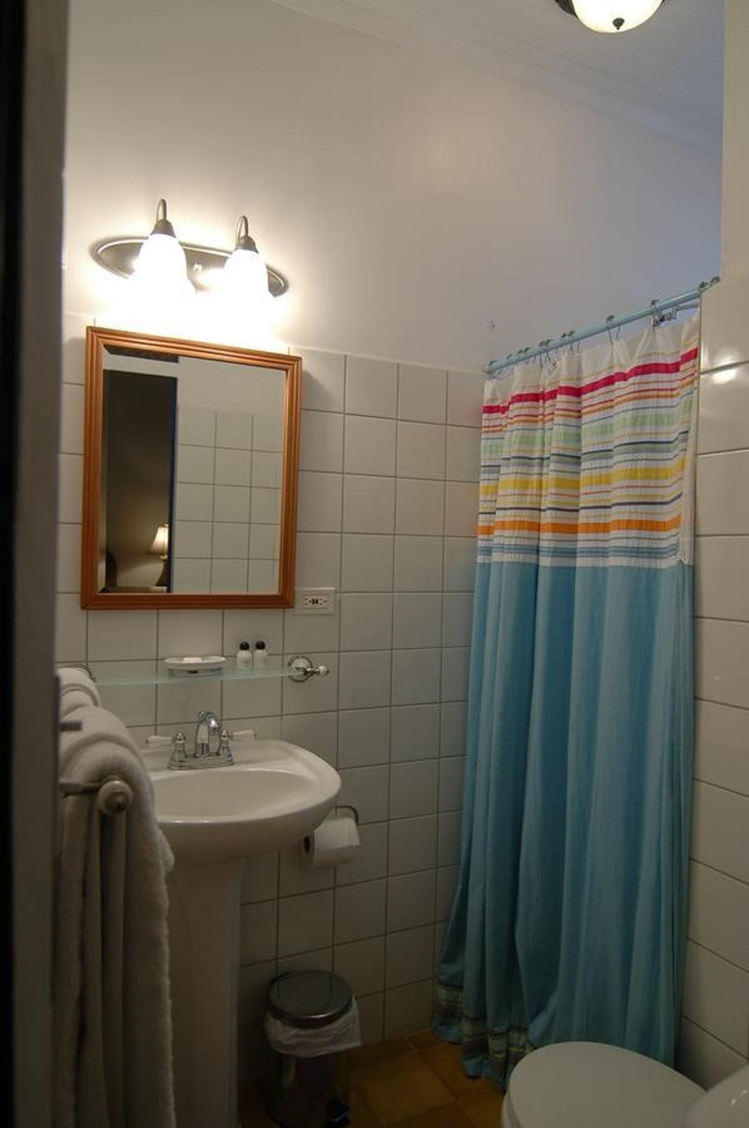 standard room, 2 single beds | bathroom | shower, free toiletries, hair dryer, towels